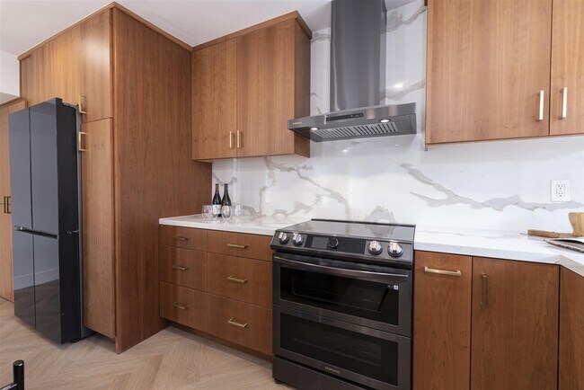 Beautiful quartz and stainless steel appliances - 8490 Fountain Ave