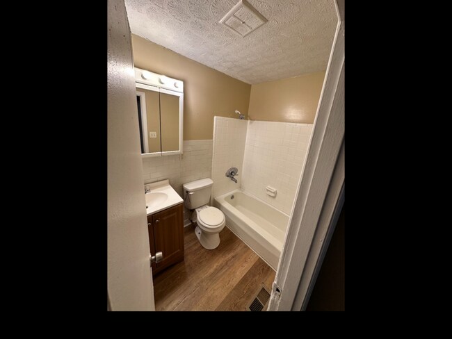 Building Photo - 637 Aubrey Dr