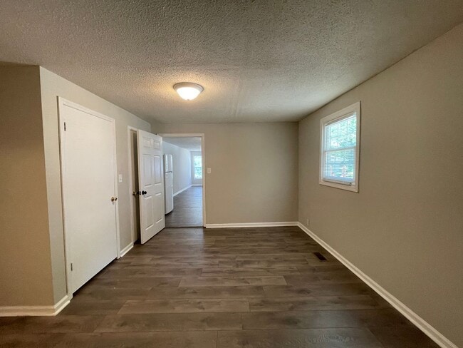 Building Photo - Charming 1BR/1BA Duplex with all the Upgrades!