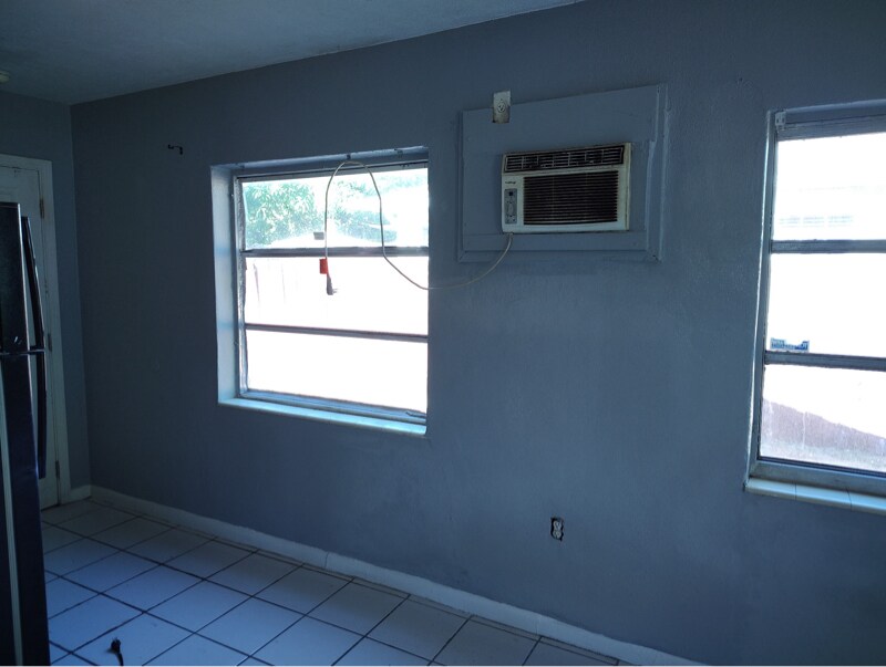 Building Photo - 2558 Congress St