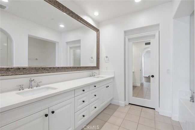 Building Photo - 67 Mandria