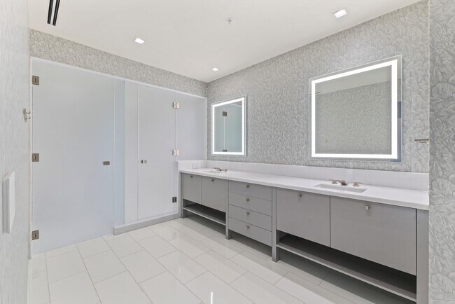 Building Photo - 6587 N Palmeraie Blvd