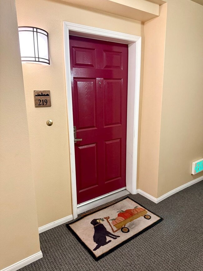 Building Photo - Spacious Bankers Hill Studio | In-Unit Laundry | A/C | Fireplace | Pool & Gym | 6-Month Lease