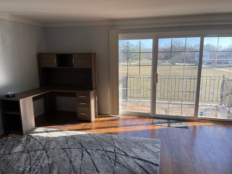 Building Photo - 500 Fox Hills Dr N