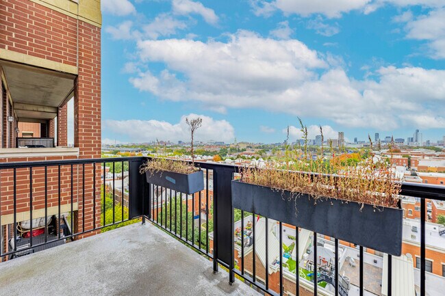 Building Photo - 811 W 15th Pl