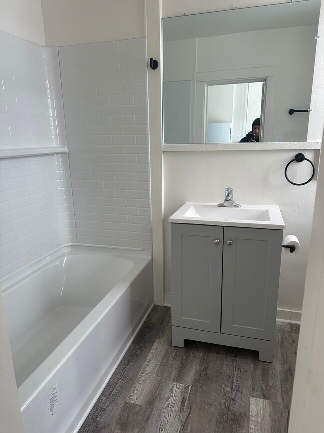 Building Photo - 404 S Main St