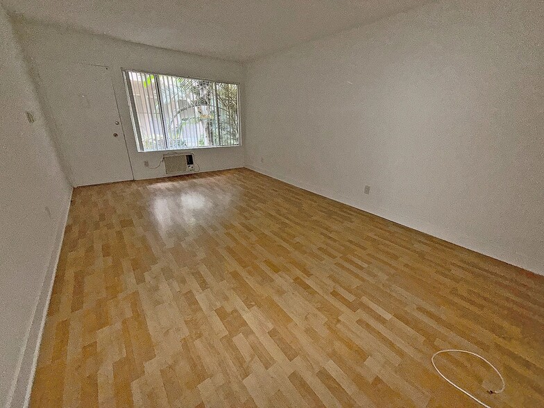 Building Photo - 10776 Rose Ave