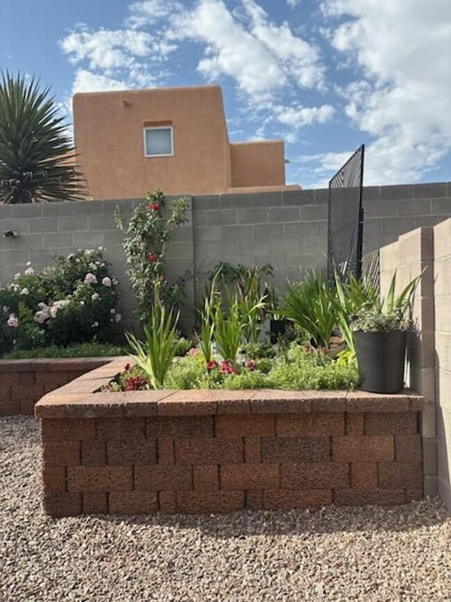 Building Photo - UNSER/LADERA 2 Bedroom  2 Bath  2 car gara...