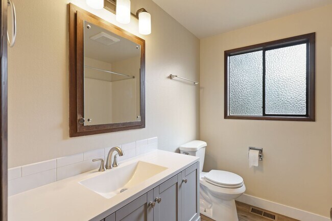 Building Photo - Move in ready NOW! Desirable west side location! 2 bed/ 1.75 bath. Olympia school district.