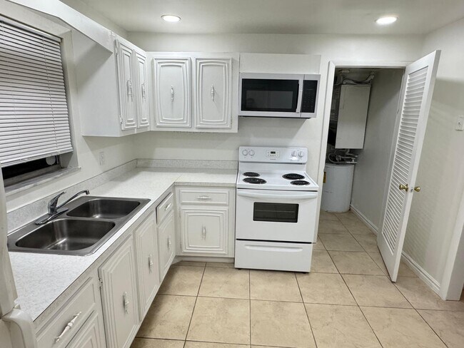 Building Photo - 10821 N Military Trl
