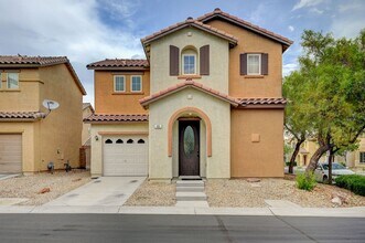 Building Photo - Beautiful 3 bedroom/2.5 baths located acro...