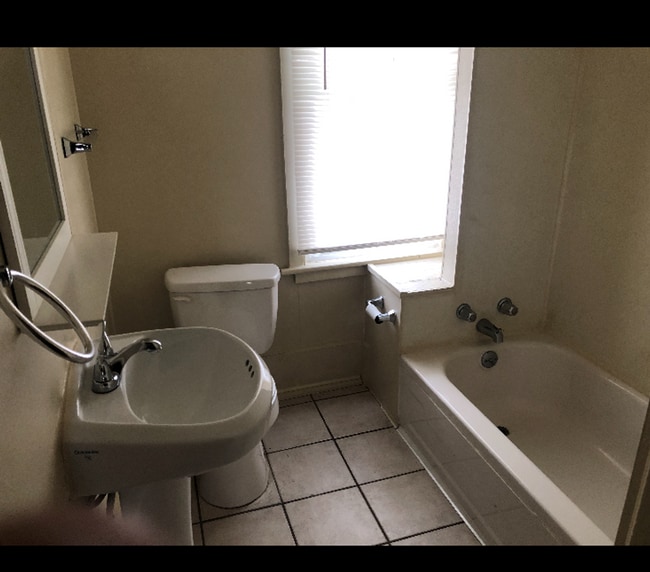 Building Photo - 1 bedroom 1 bathroom