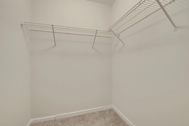Building Photo - Top-Floor 3BD/3BA seconds to Downtown Crown!
