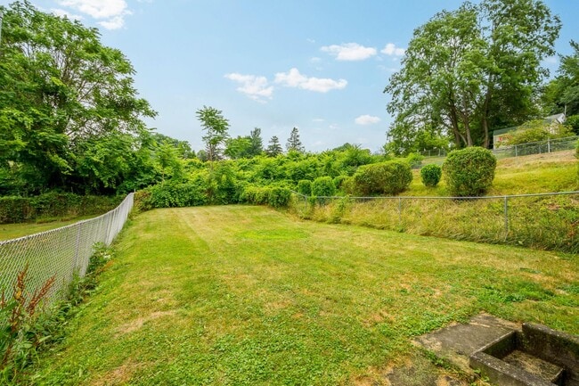 Building Photo - Stunning 3 bedroom home in Carrick available May 15!