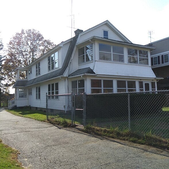 Building Photo - 197 Acorn St