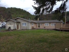 Building Photo - 3 Bedroom 2 Bath