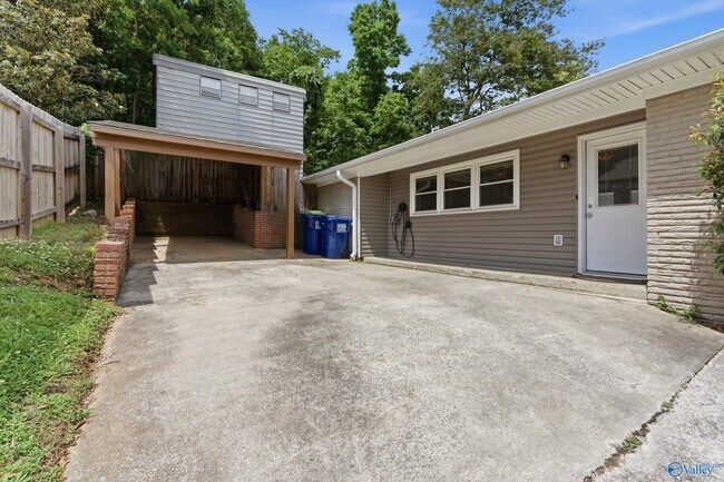 Building Photo - 2117 Shades Crest Rd SE