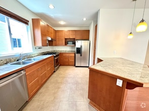 Building Photo - Spacious 3bed/3.5bath Townhome in West Sea...