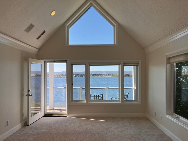 Building Photo - STUNNING 3 bed 2.5 bath Condo on the Colum...