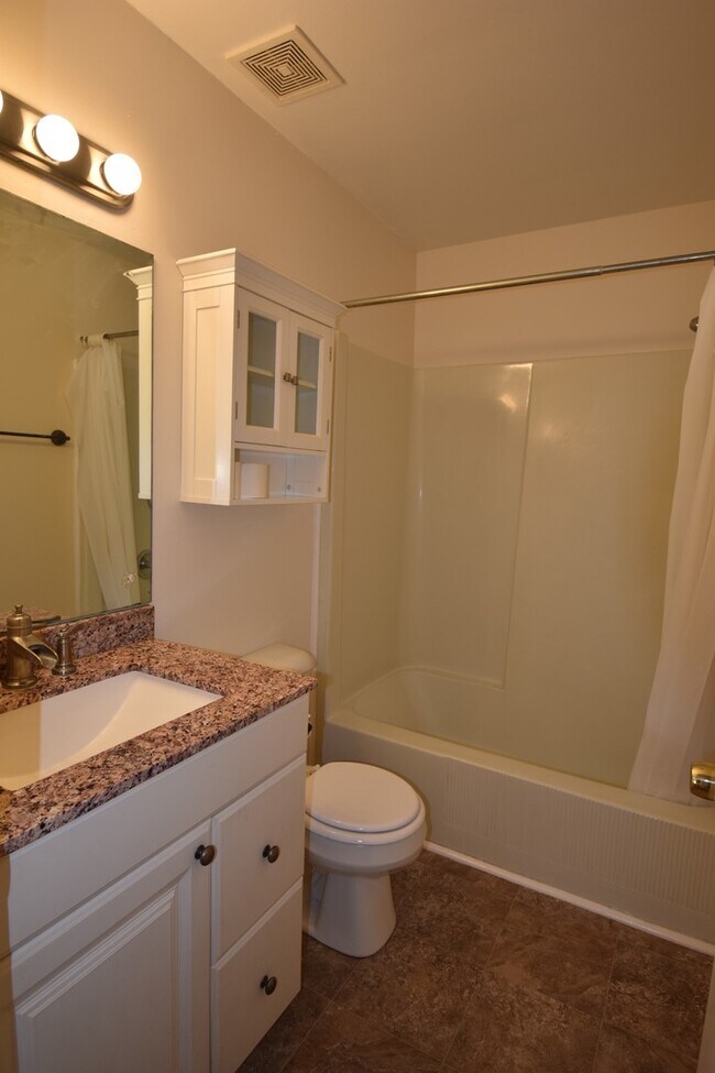 Building Photo - 2 Bedroom Duplex Close to MTSU & Downtown ...