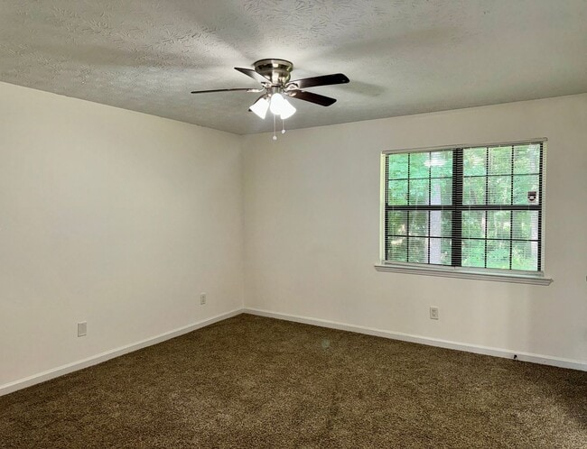 Building Photo - Updated 3 Bed/2 Bath Ranch Home on Quiet, ...