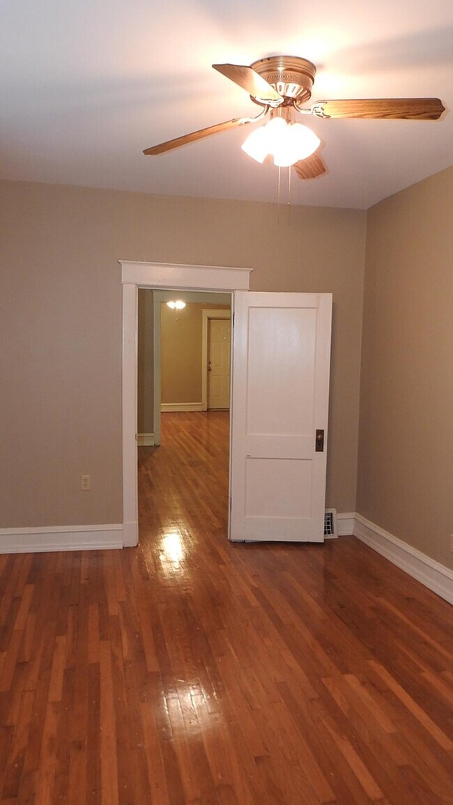 Building Photo - Cozy 1 bedroom and 1 bath apartment with a little office room apartment downtown, located on E 26...