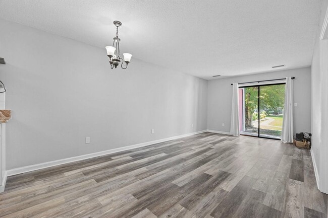 Building Photo - Charming 2-Bedroom Condo Near the Beach