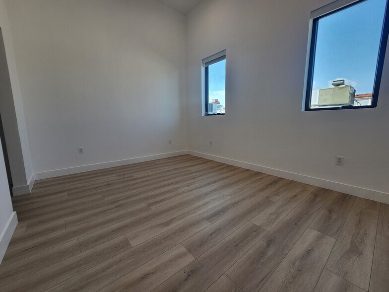 Building Photo - 6061 Fulton Ave