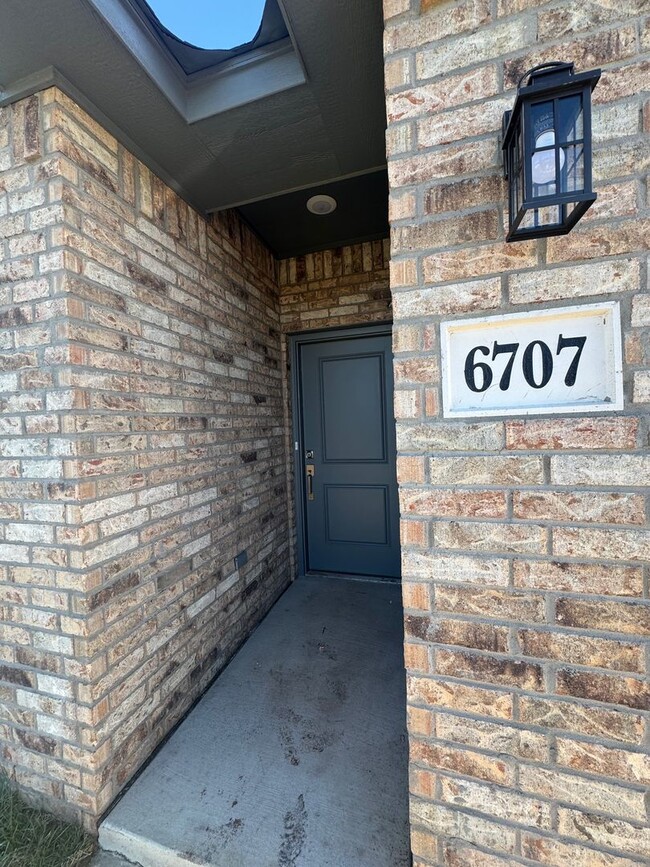 Building Photo - Located in Glendale!!!4bedrooms 2bathrooms...