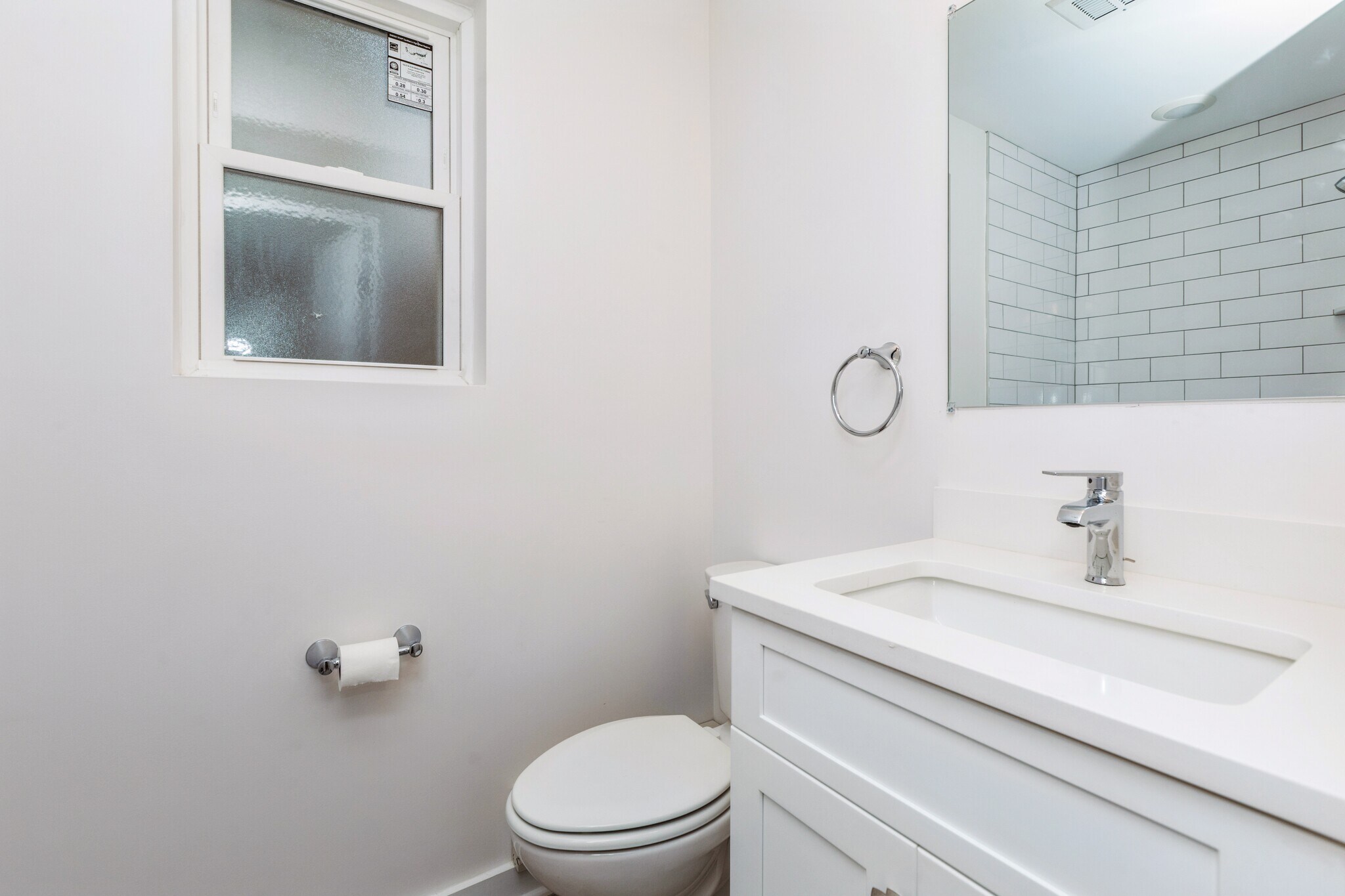 Full Bathroom - 164 Glenwood Ave