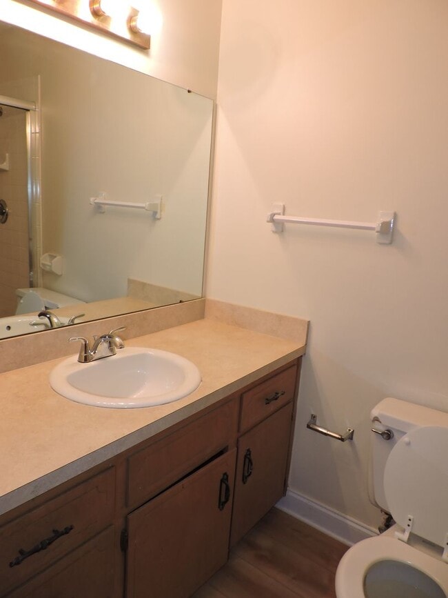 Building Photo - Convenient to interstate, schools & shopping!
