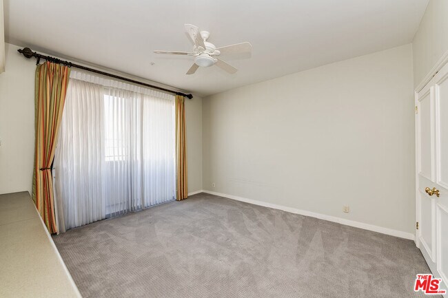 Building Photo - 450 N Maple Dr