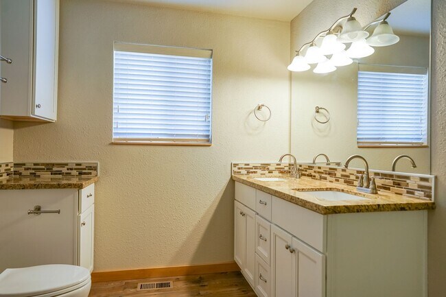 Building Photo - Three Bedroom Home in Hayden
