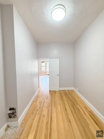 Building Photo - 252 W 76th St