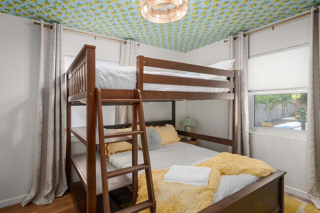 Building Photo - 84 21st Terrace SE