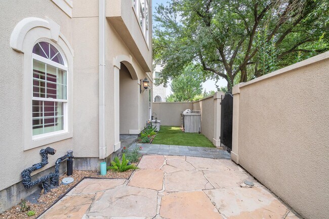 Building Photo - 5507 Val Verde St