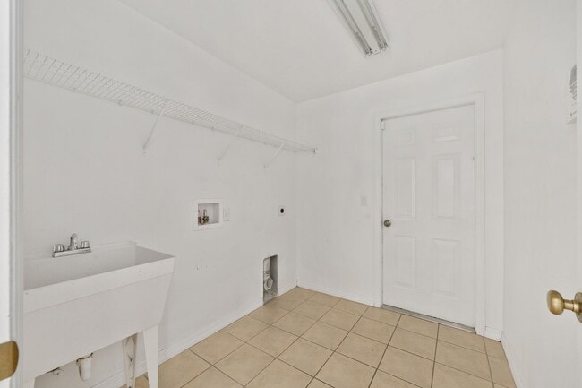Building Photo - Spacious 3-Bedroom Home with Modern Open Floor Plan in Desirable Marion Oaks!
