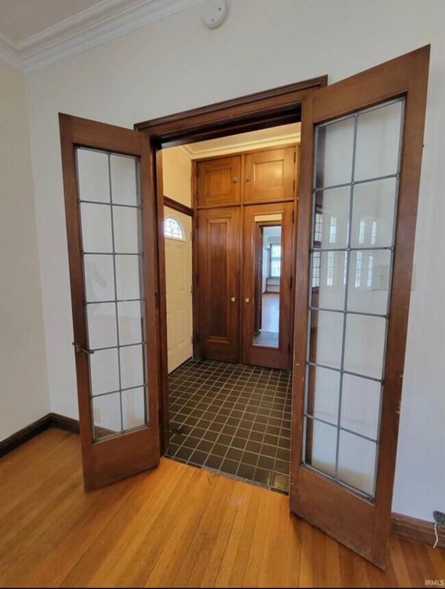 Entryway - 1003 E Washington St