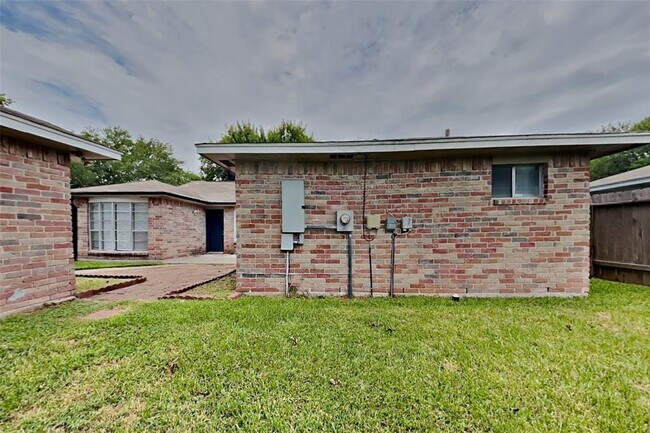 Building Photo - 13627 Montaigne Dr