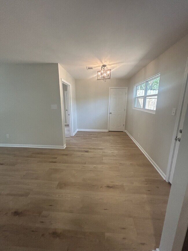 Building Photo - "Charming 4-Bedroom Retreat with Granite T...