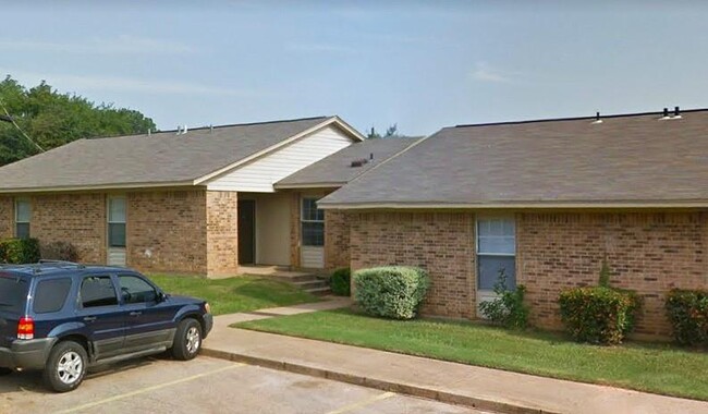 Building Photo - 1302 Jacksonville Dr