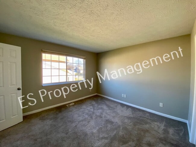 Building Photo - Stunning 4 Bedroom 2 Bathroom Tri-Level Ho...