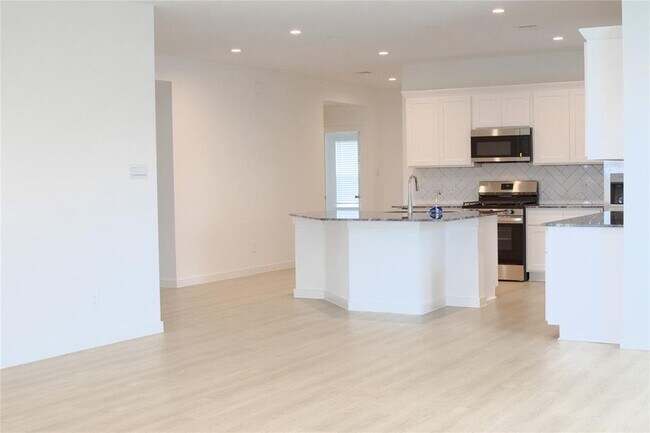 Building Photo - 8558 Tropical Breeze Wy