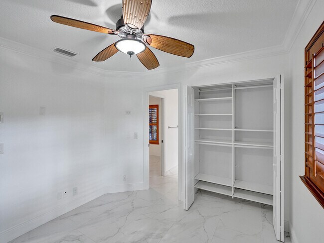 Building Photo - 762 Crescent Way