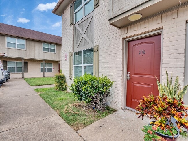 Building Photo - 1701 Upland Dr
