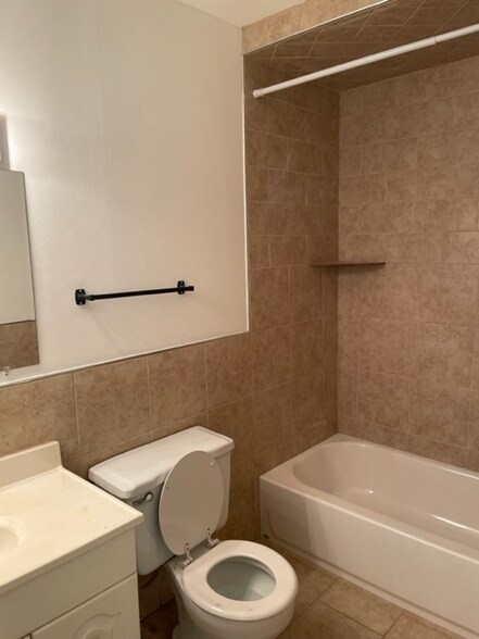 Building Photo - 28 W Creek Ln