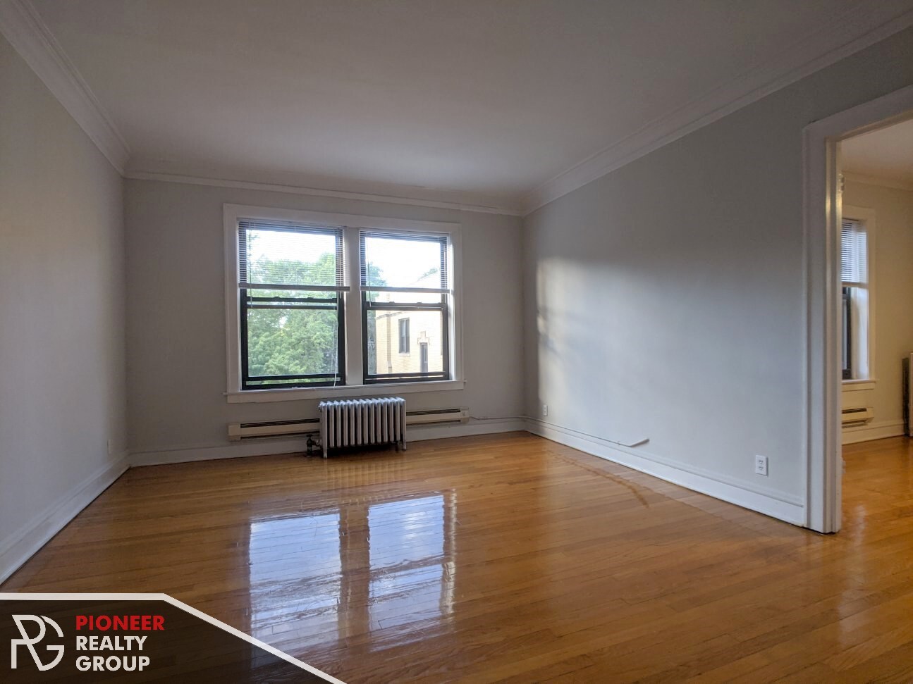 Building Photo - 1129 W Oakdale Ave