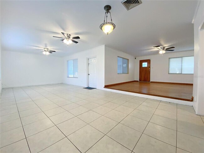 Building Photo - 902 S Scenic Hwy