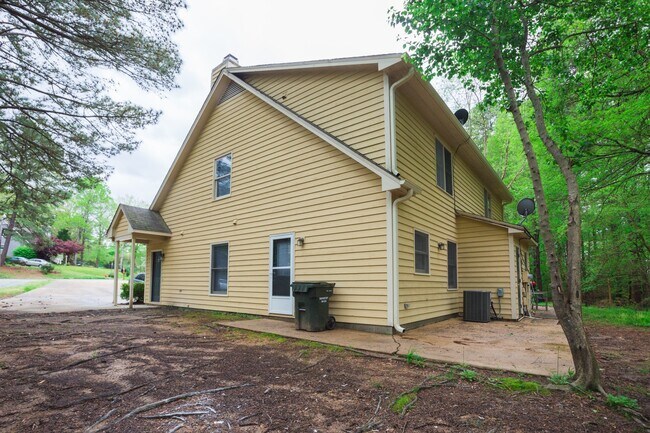 Building Photo - Available Early July! Renovated 3 bedroom ...