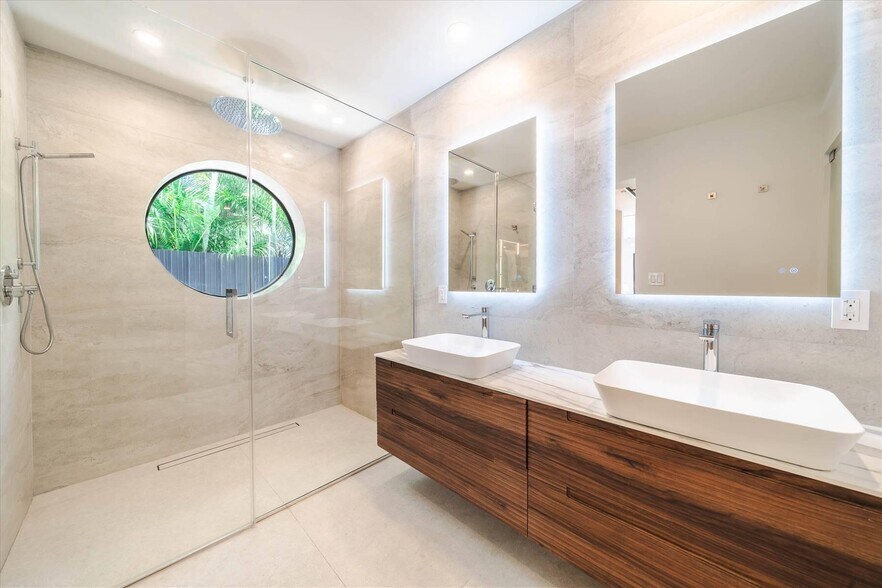 Building Photo - 7610 Bayside Ln